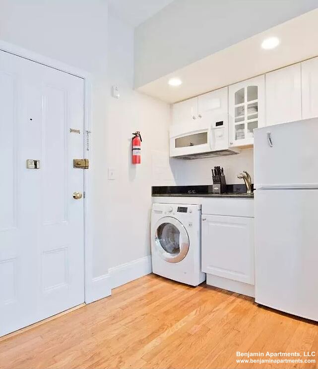 230 Newbury St, Back Bay