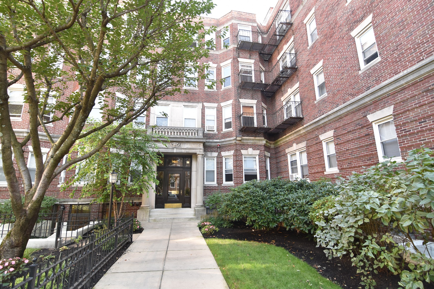 102 Queensberry St, Fenway