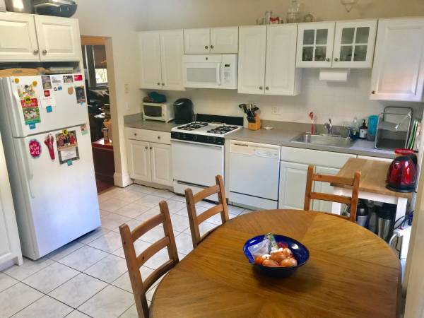 3 bed, 1 bath apartment for rent at 1211 Beacon St Unit 1, Brookline — photo 7 of 16