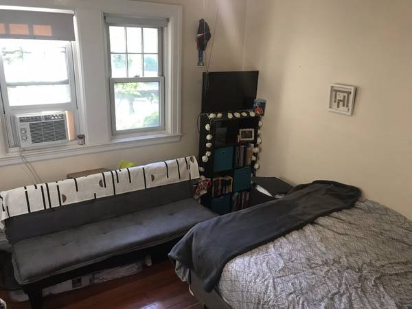 3 bed, 1 bath apartment for rent at 1211 Beacon St Unit 1, Brookline — photo 9 of 16
