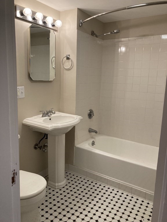 386 Riverway, Mission Hill