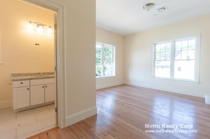 5165 Washington St, West Roxbury