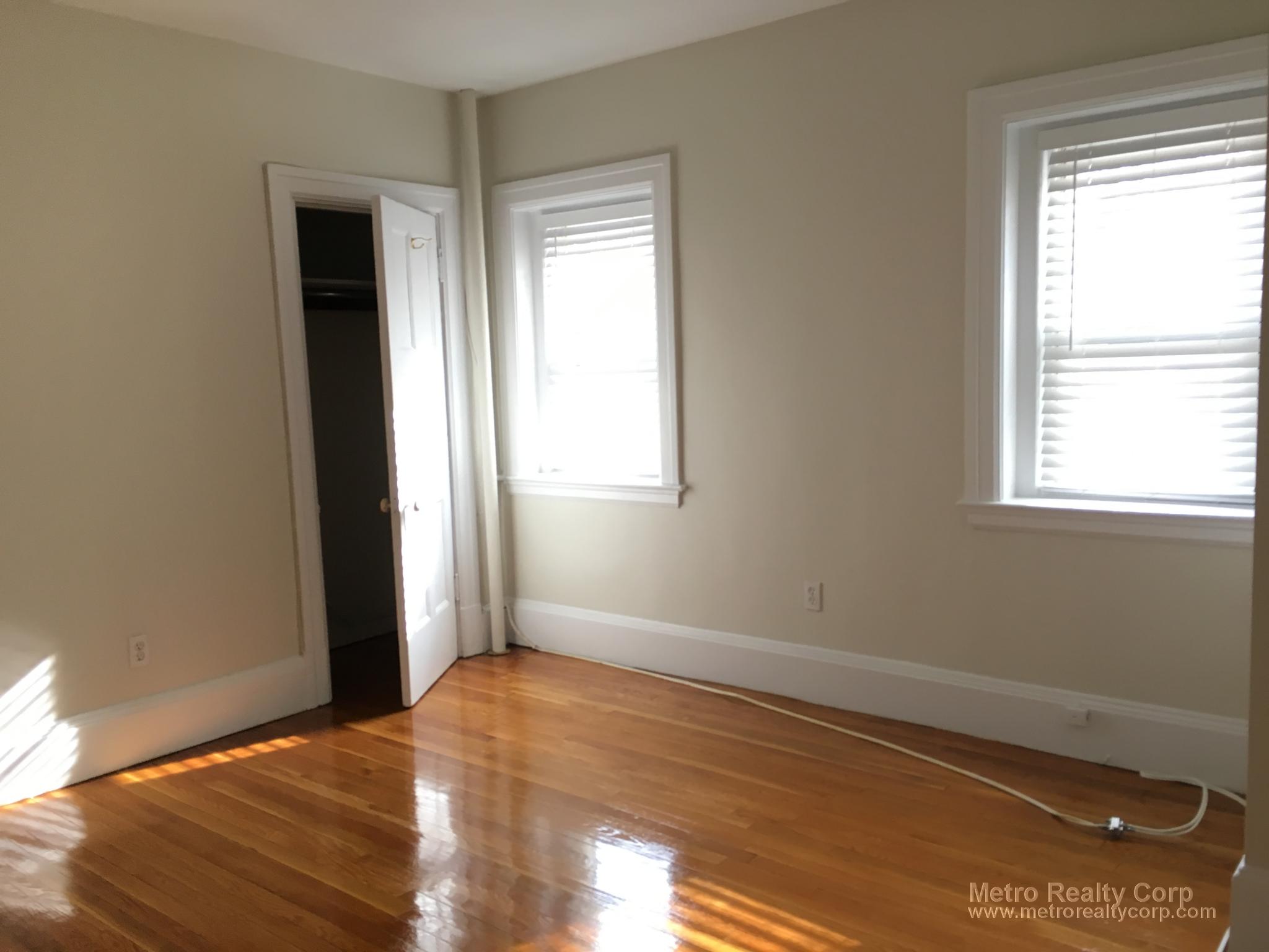 3 bed, 1 bath apartment for rent at 1211 Beacon St Unit 2, Brookline — photo 9 of 14