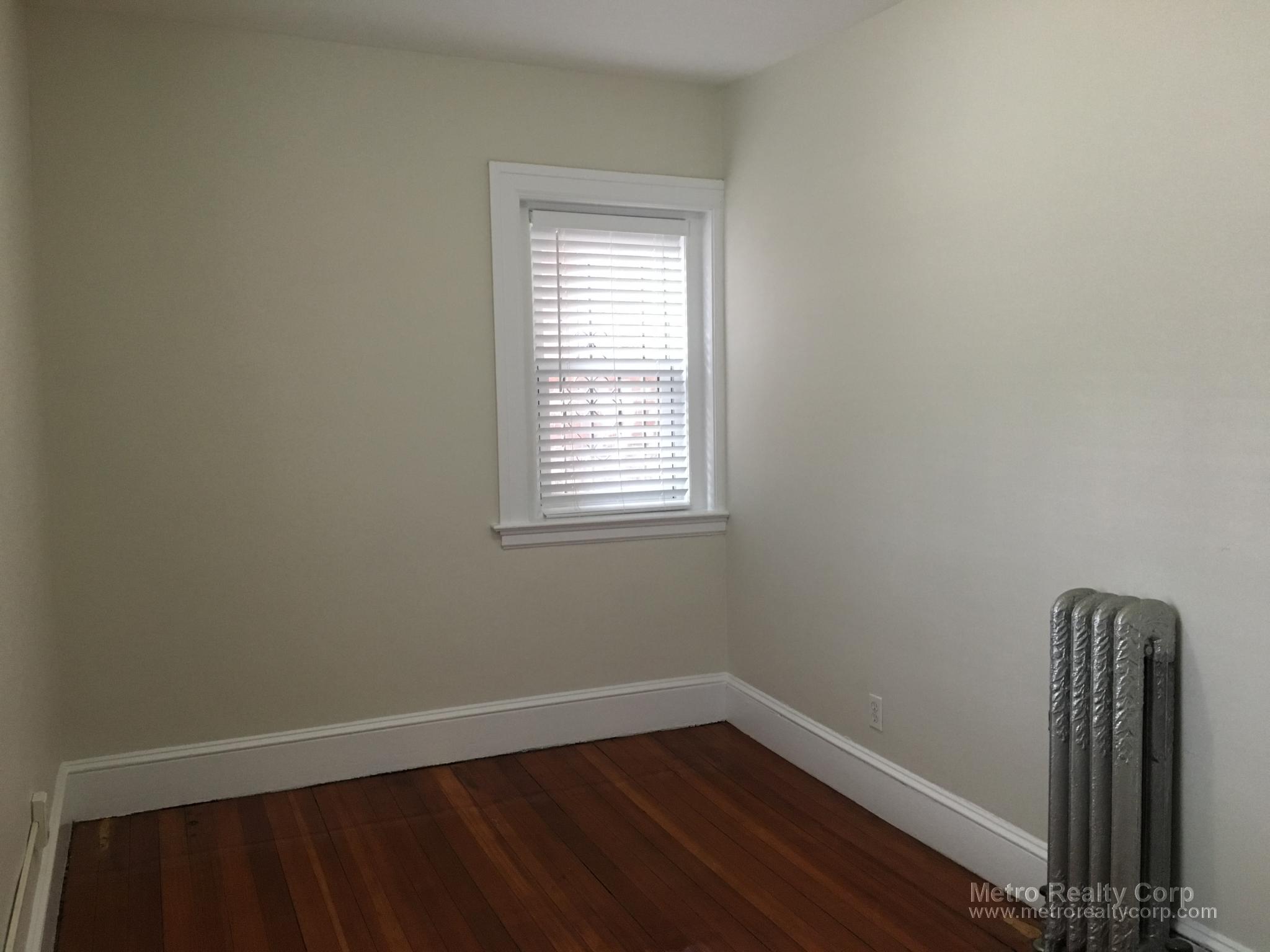 3 bed, 1 bath apartment for rent at 1211 Beacon St Unit 2, Brookline — photo 10 of 14