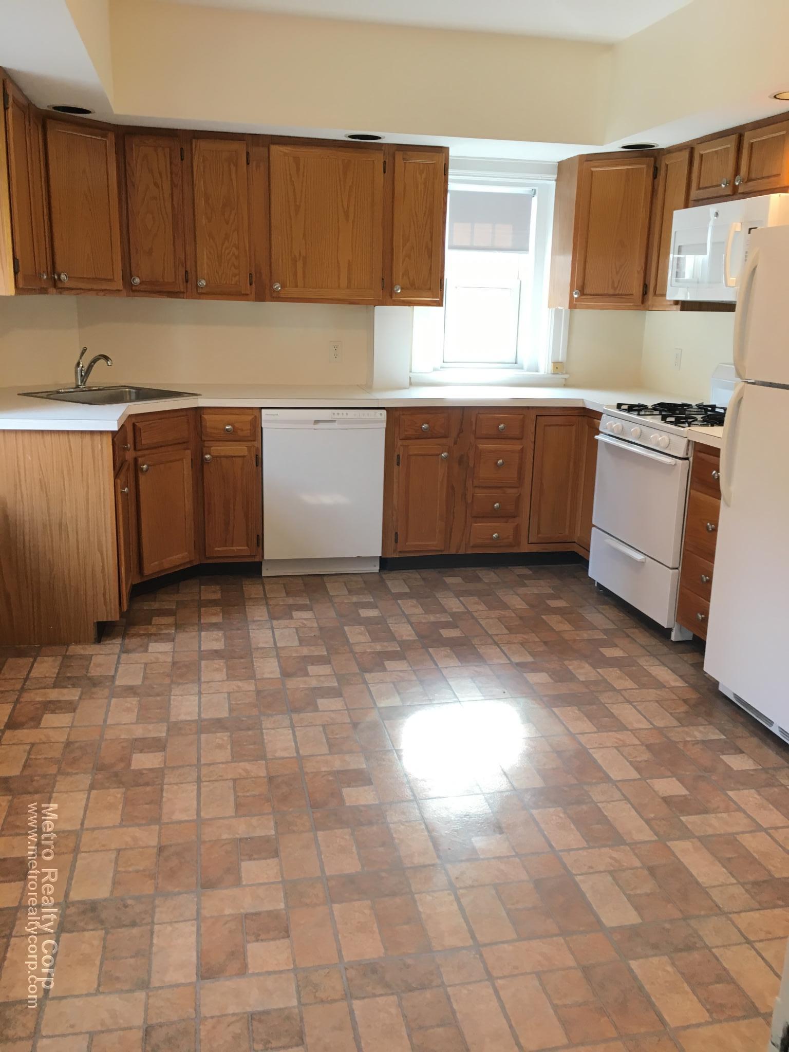 3 bed, 1 bath apartment for rent at 1211 Beacon St Unit 2, Brookline — photo 11 of 14
