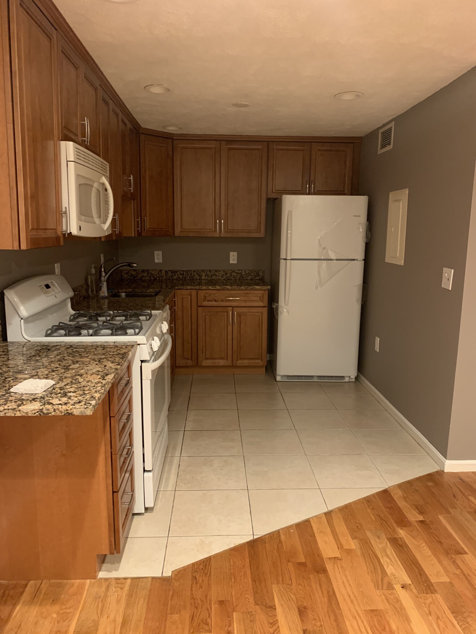 2 bed, 2 bath apartment for rent at 1212 Vfw Pkwy, West Roxbury — photo 8 of 16