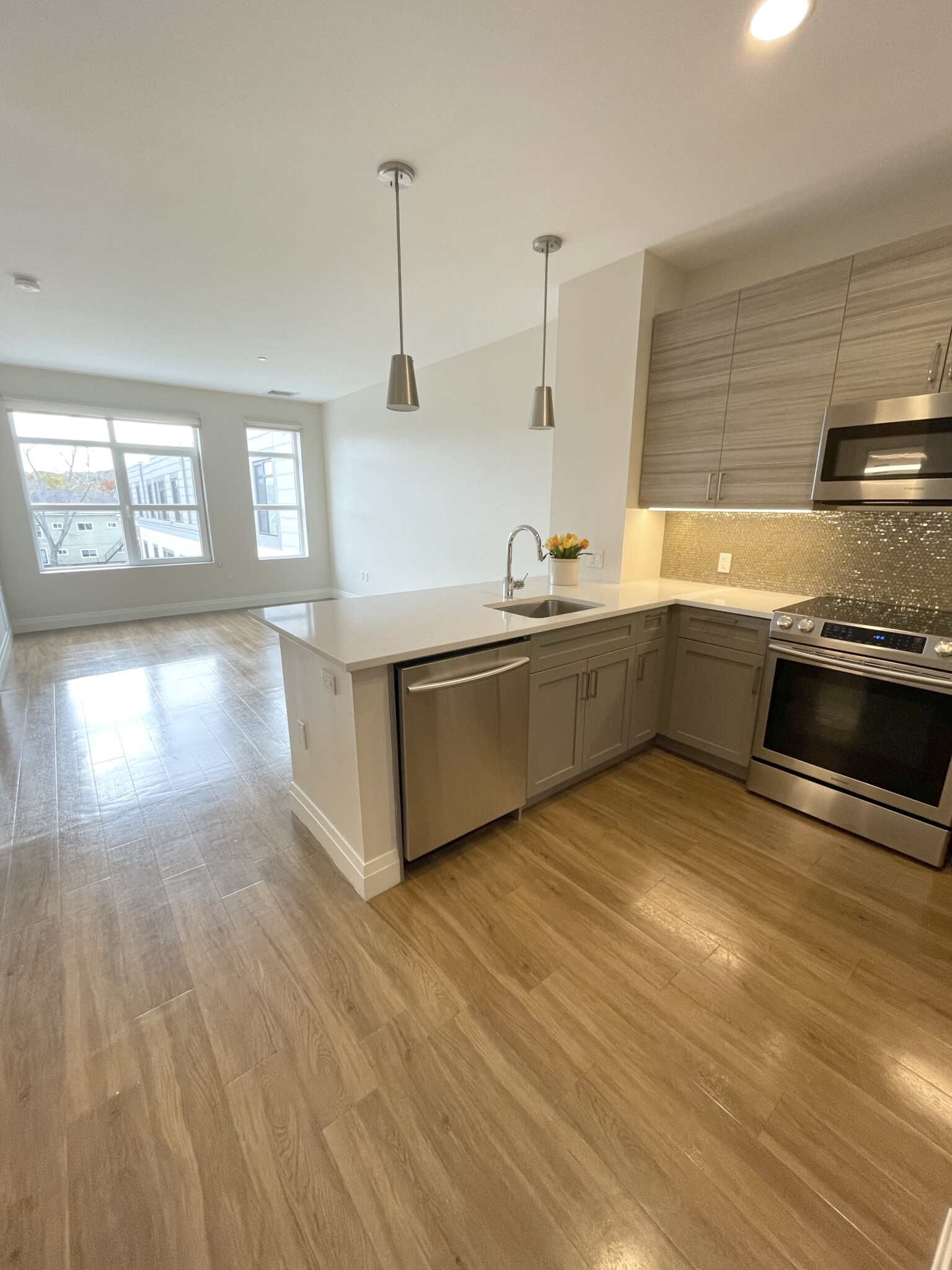 28 Austin, Newton