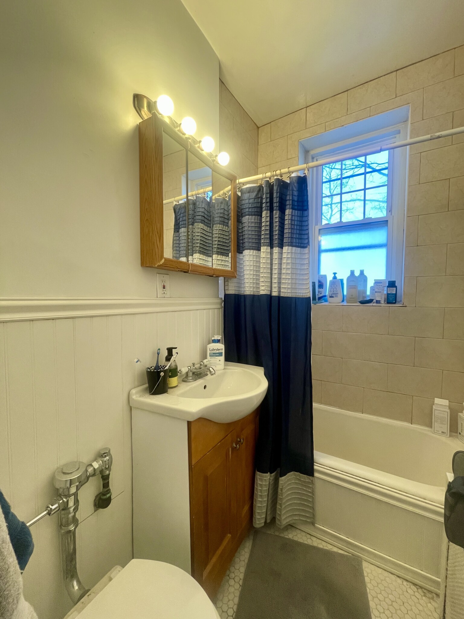 2001 Commonwealth Ave, Brighton