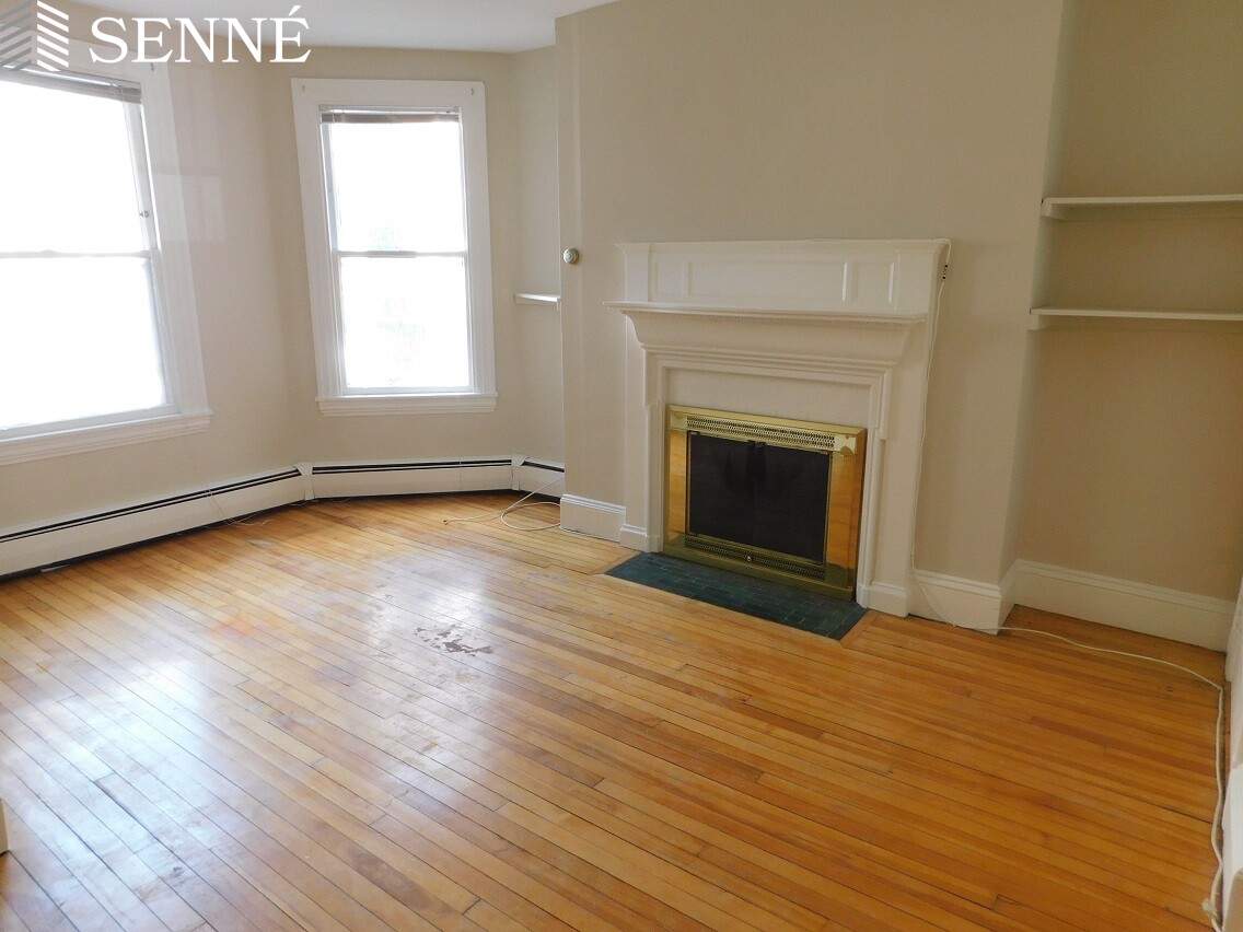 1 bed, 1 bath apartment for rent at 6 Arlington St Unit 11, Neighborhood Nine
