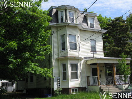 Studio bed, 1 bath apartment for rent at 19 Garfield St Unit 6, Baldwin — photo 1 of 4