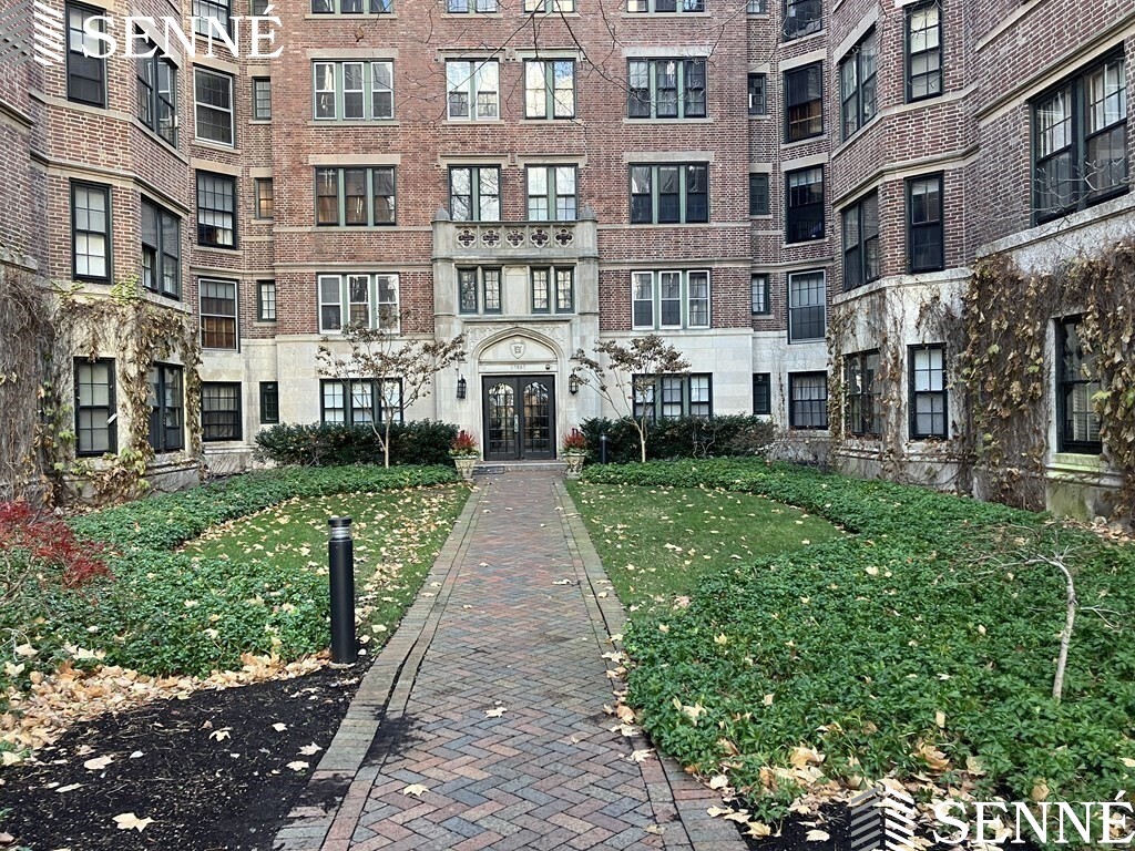 988 Memorial Dr. - 3,350USD / month