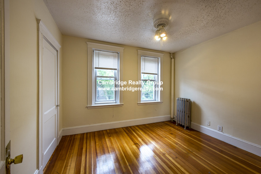 518 Cambridge St, Allston