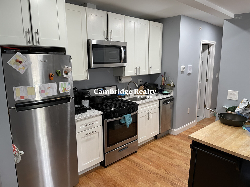 4 bed, 2 bath apartment for rent at 25 Gore St Unit 3, East Cambridge — photo 2 of 9