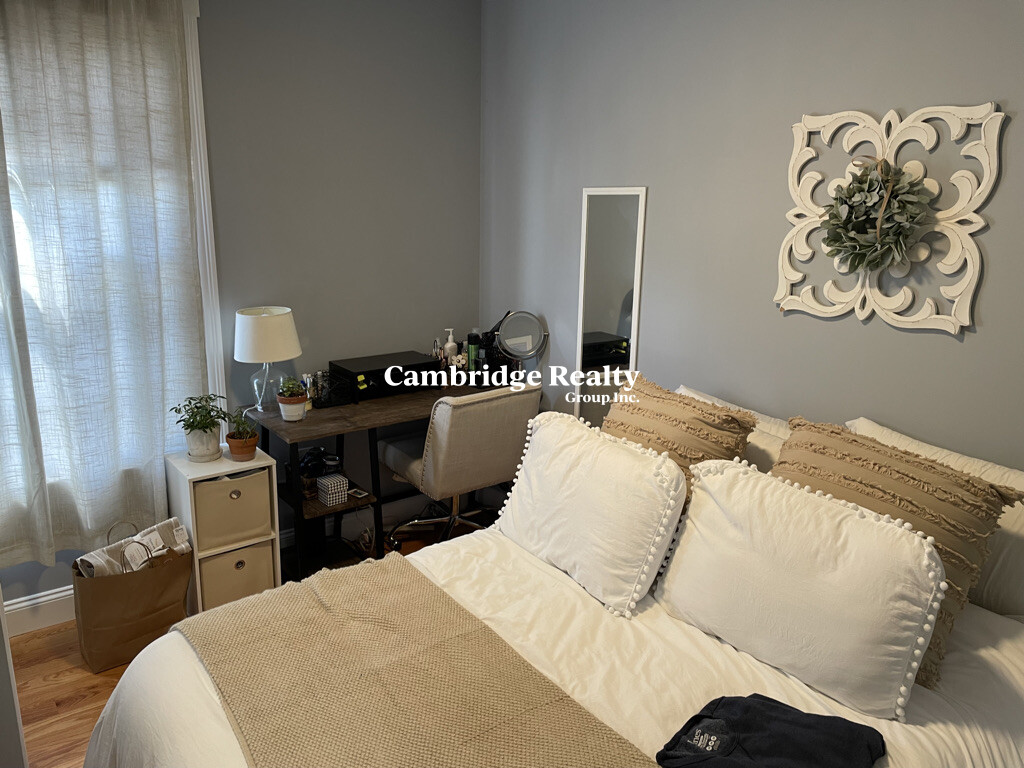 4 bed, 2 bath apartment for rent at 25 Gore St Unit 3, East Cambridge — photo 4 of 9