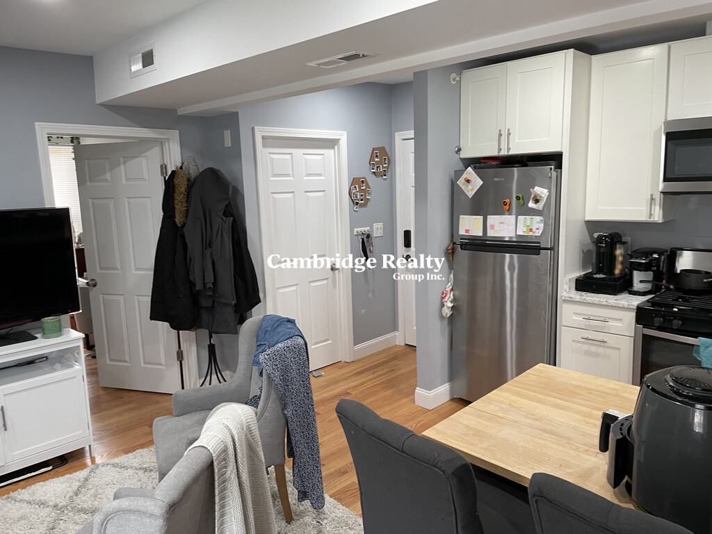 4 bed, 2 bath apartment for rent at 25 Gore St Unit 3, East Cambridge — photo 3 of 9