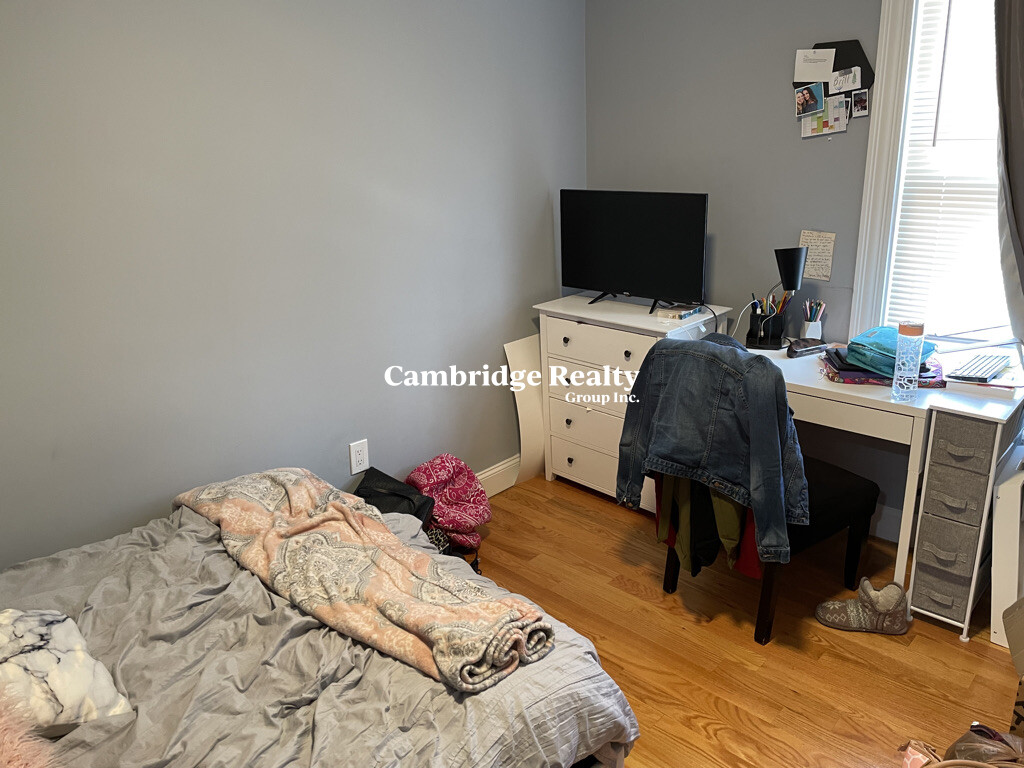 4 bed, 2 bath apartment for rent at 25 Gore St Unit 3, East Cambridge — photo 6 of 9