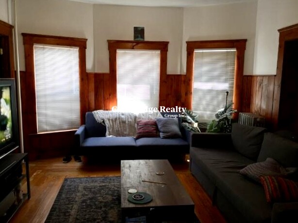 9 Windsor Rd, Davis Square