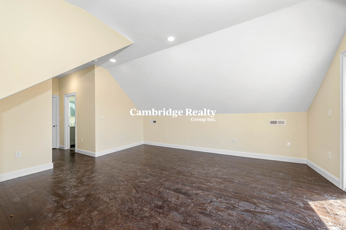 62 Bradbury Ave, Medford