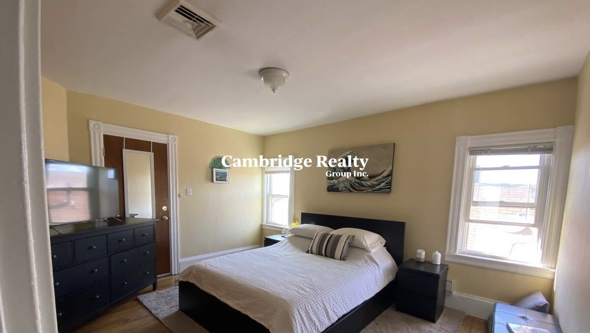 547 Broadway, Magoun Square