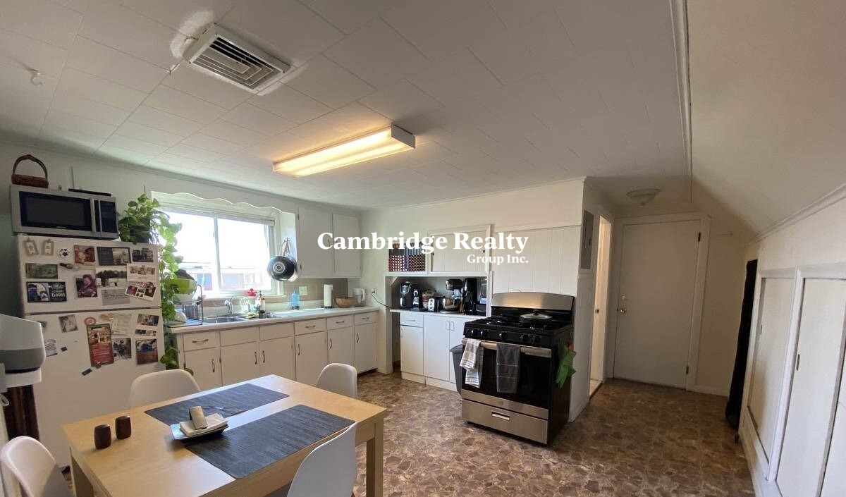 547 Broadway, Magoun Square