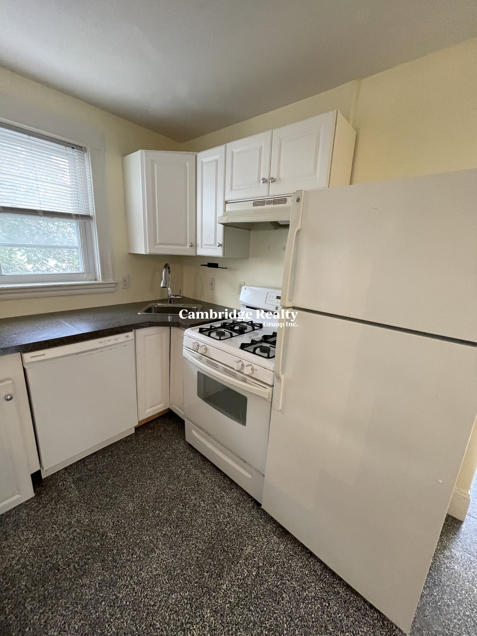 39 Illinois Ave, East Somerville