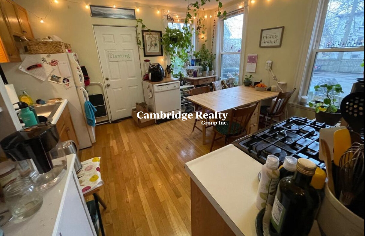 164 Putnam Ave, Riverside