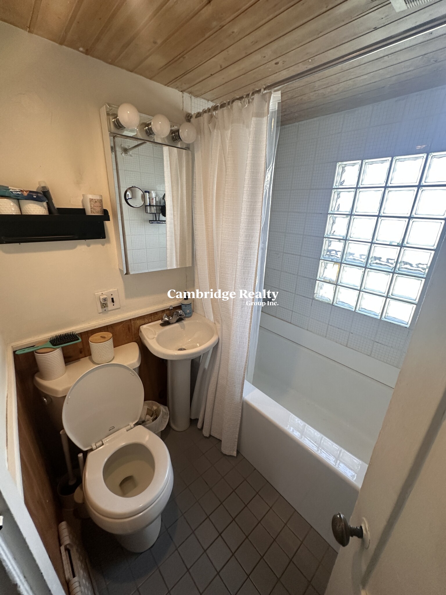 8 Wyatt Circle, Ward Two