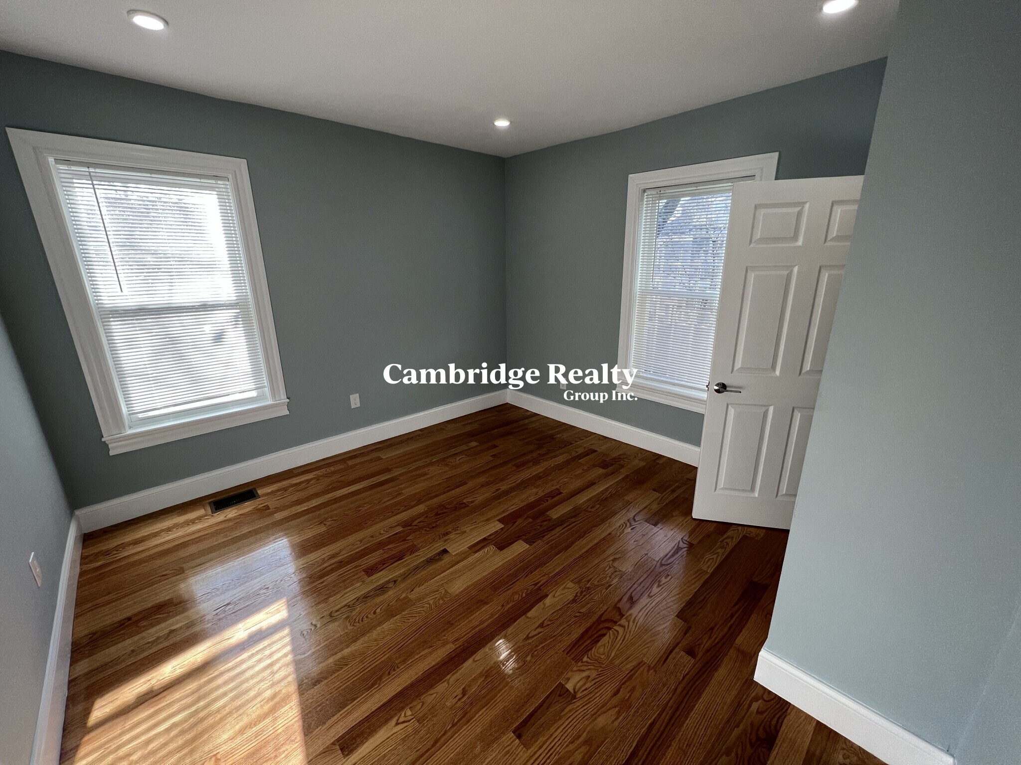 372 Oxford St, Ward Two