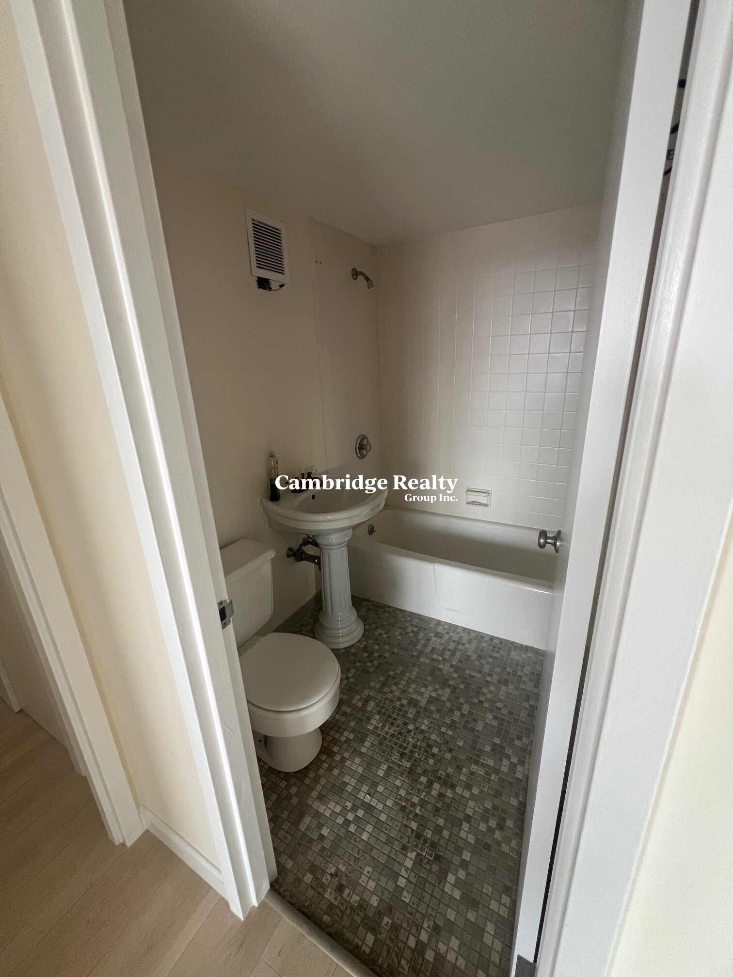 872 Massachusetts Ave, Riverside