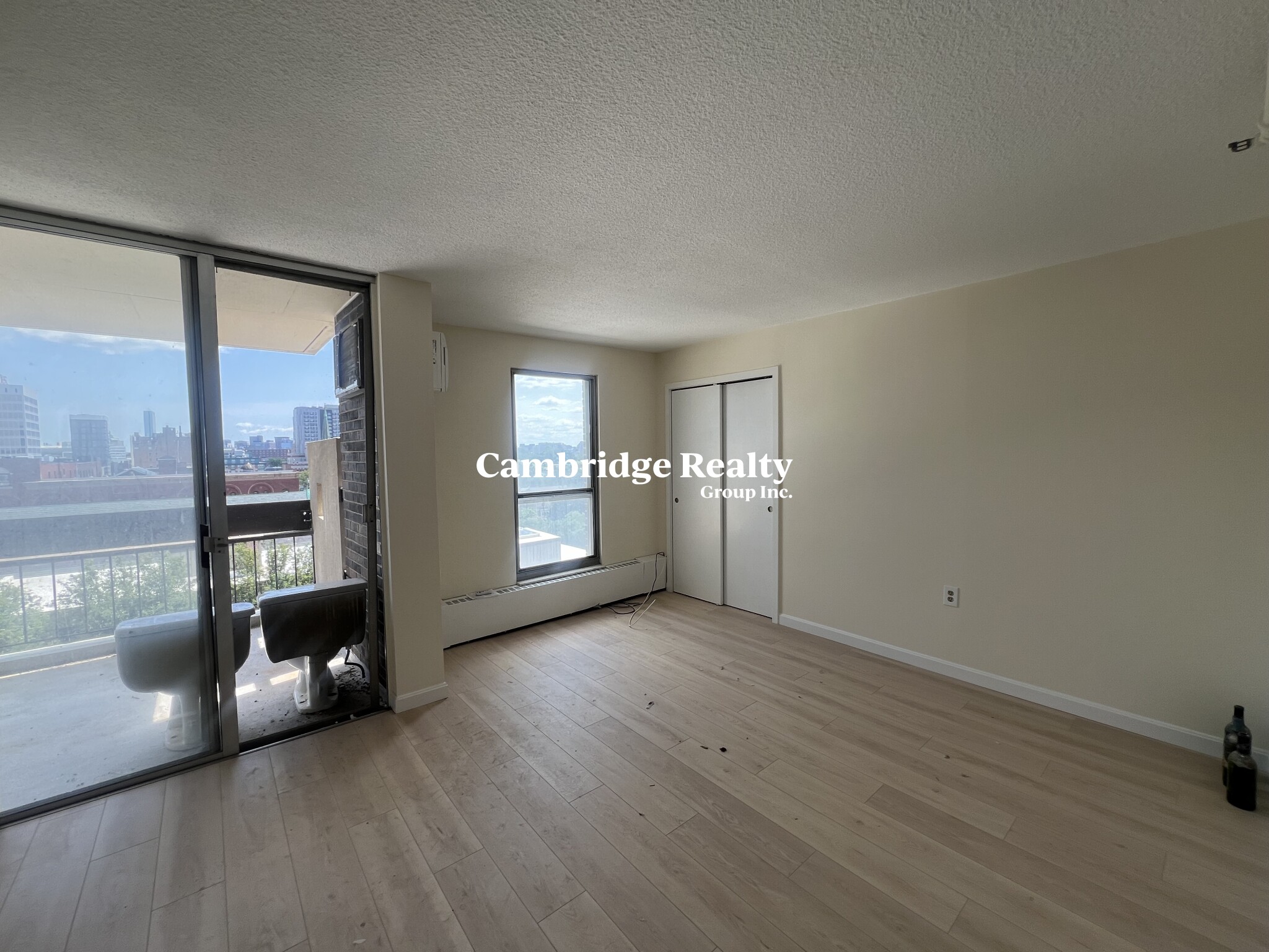 872 Massachusetts Ave, Riverside