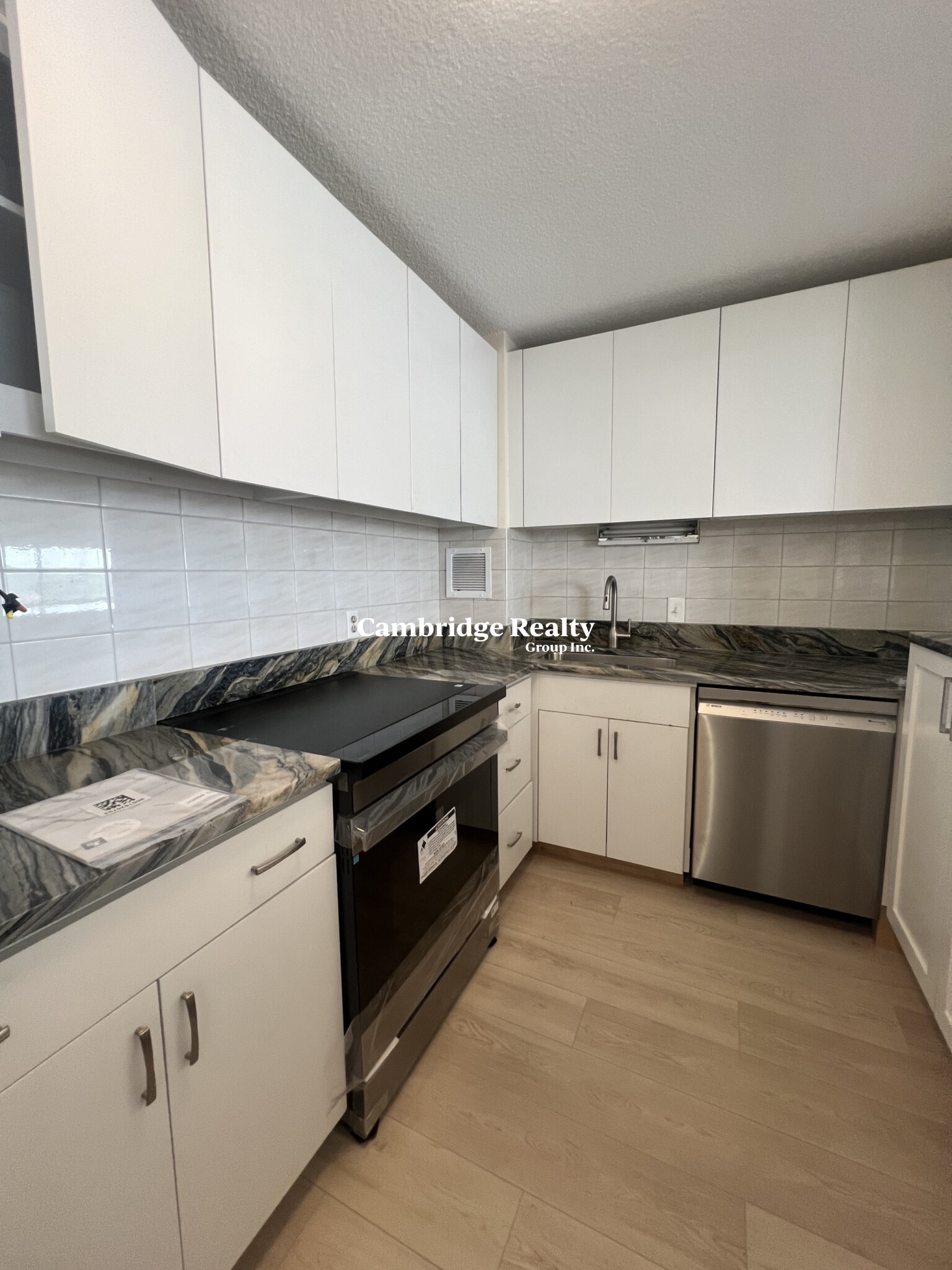 872 Massachusetts Ave, Riverside