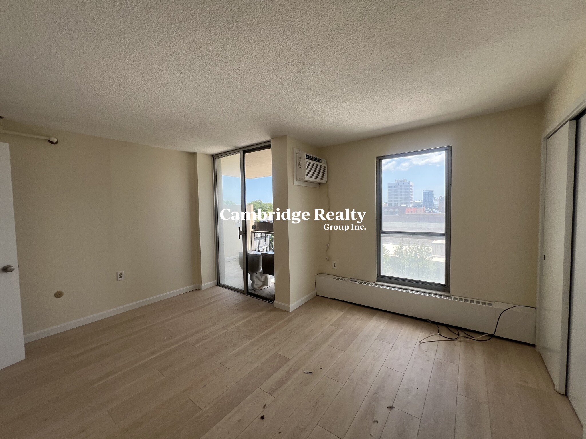 872 Massachusetts Ave, Riverside