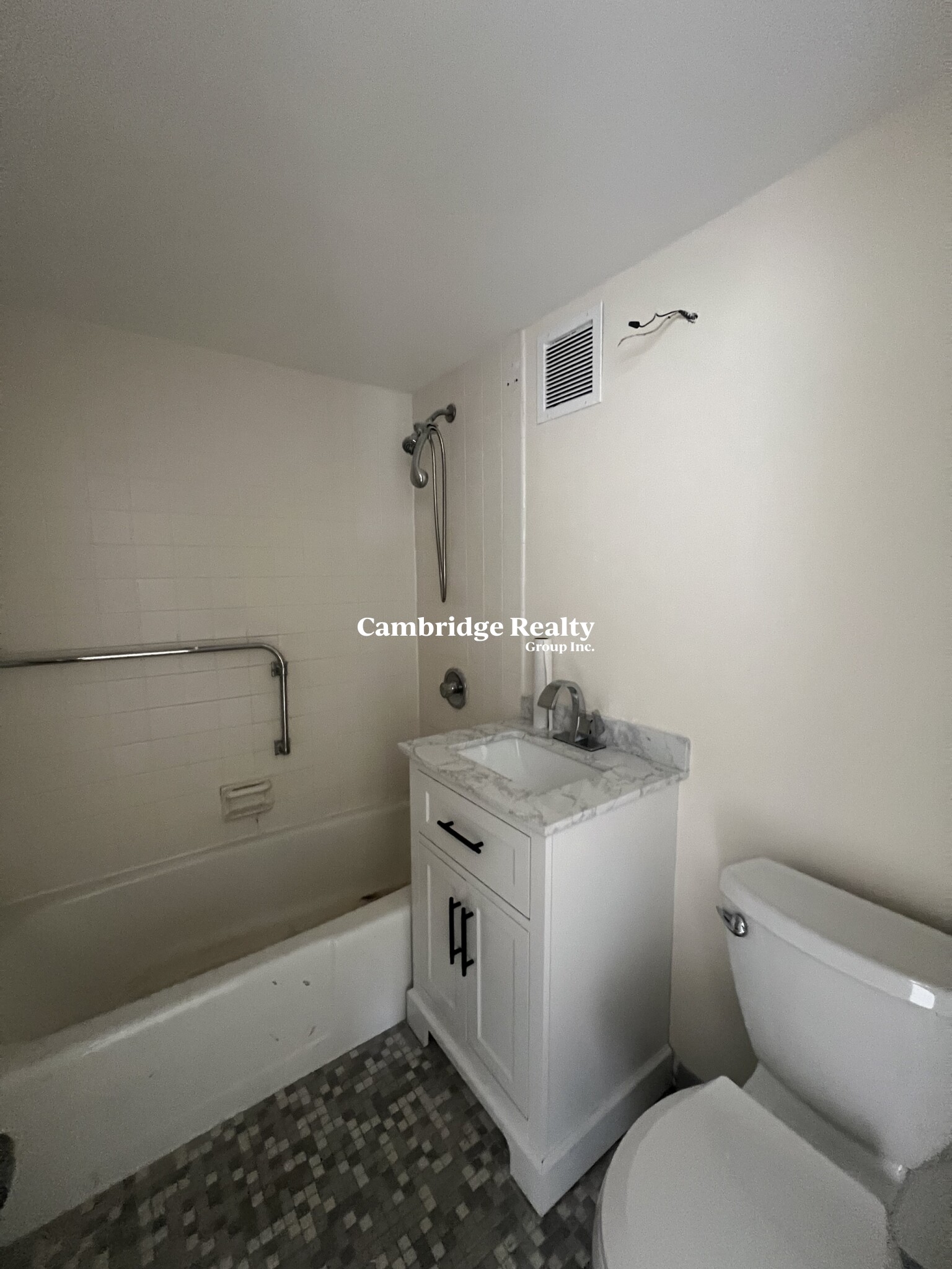 872 Massachusetts Ave, Riverside