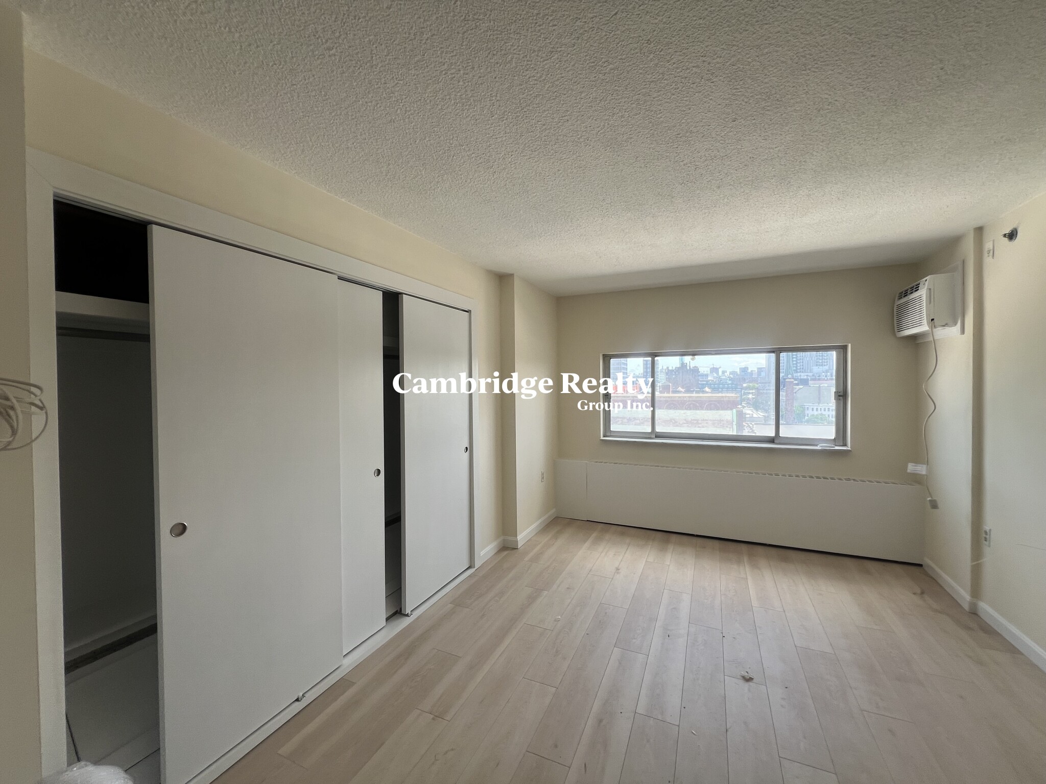 872 Massachusetts Ave, Riverside