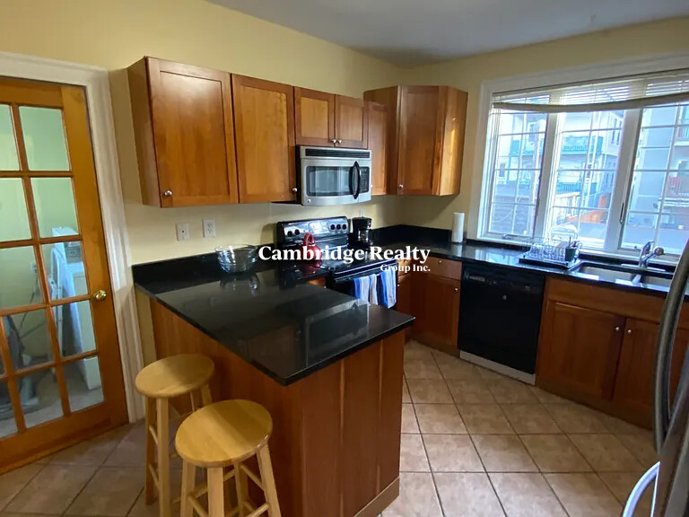 27R Albion, Somerville, MA - 5,500 USD/ month