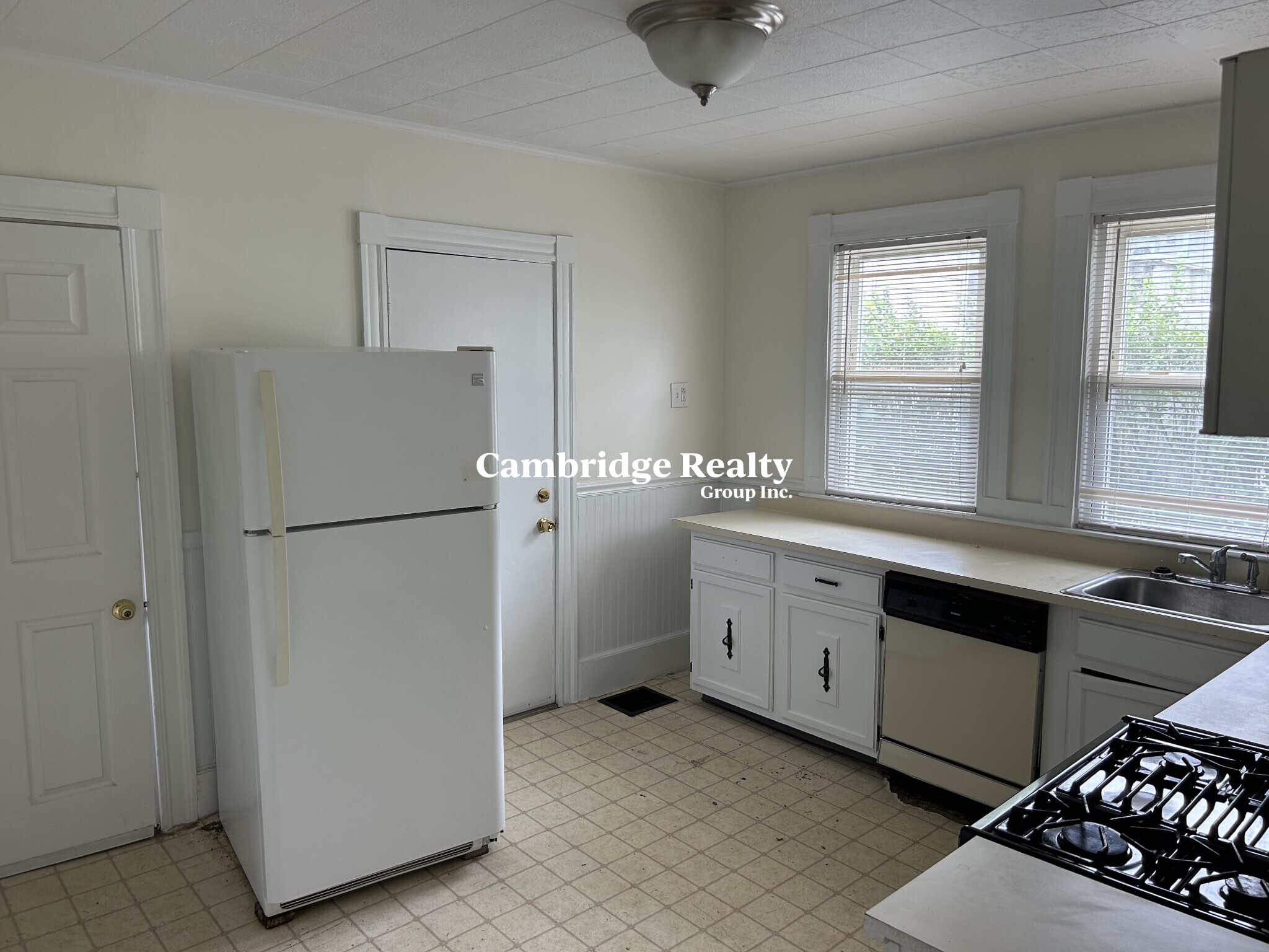 27R Albion, Somerville, MA - 4,400 USD/ month