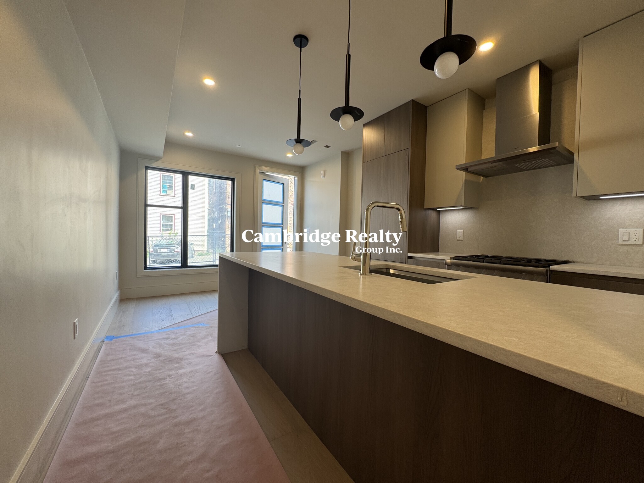 300 Franklin St. - 4,000USD / month