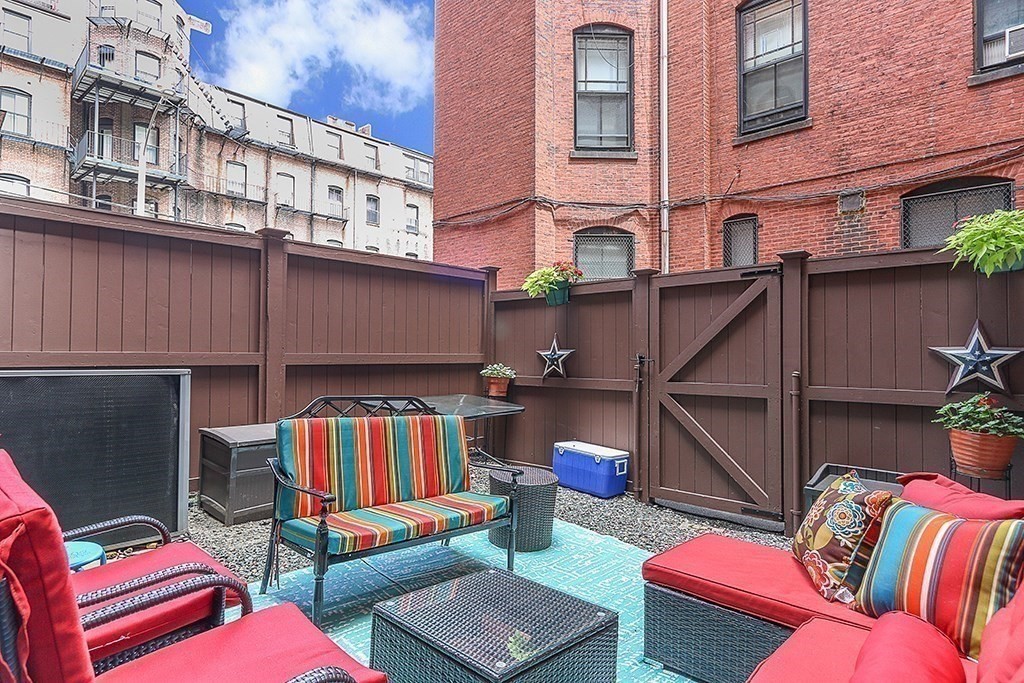 319 Dartmouth St, Back Bay