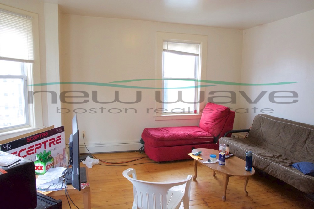 4 bed, 1 bath apartment for rent at 203 Hillside St Unit 3, Mission Hill — photo 5 of 13