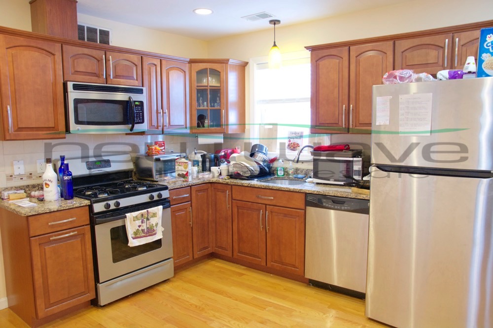 207 Hillside St, Mission Hill