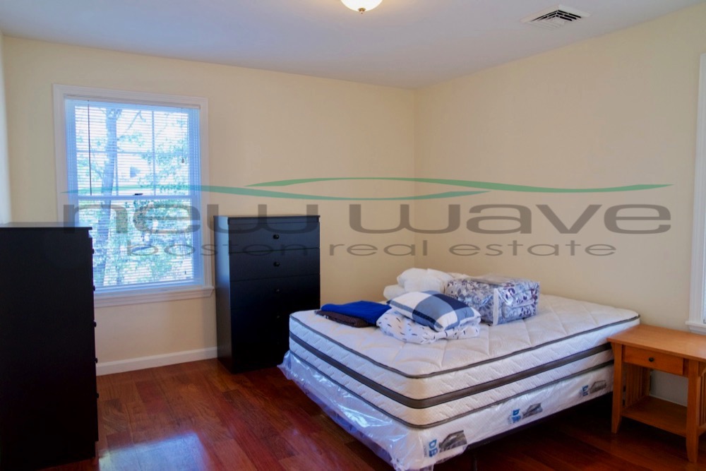 3 bed, 2 bath apartment for rent at 16 Netherland Rd Unit 1, Brookline — photo 10 of 17