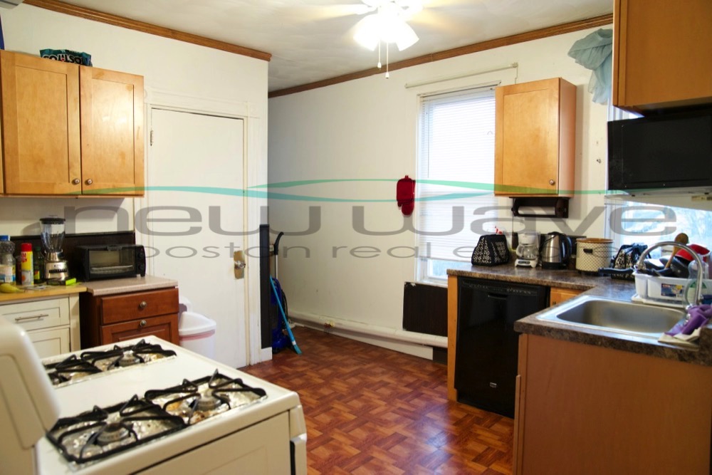 205 Hillside St, Mission Hill