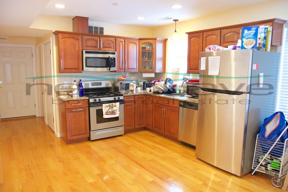 207 Hillside St, Mission Hill