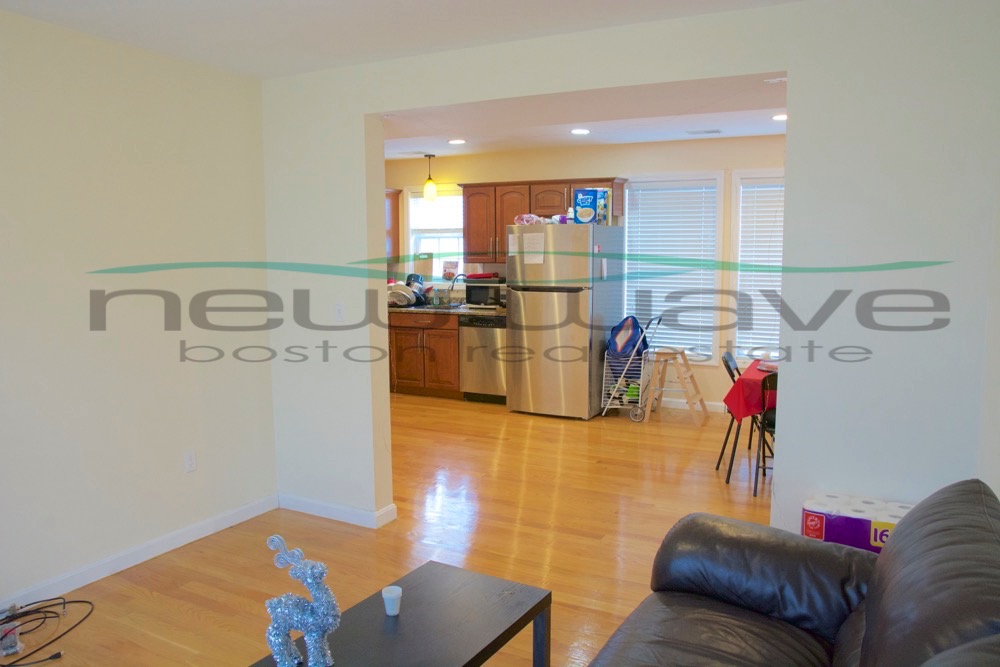 207 Hillside St, Mission Hill