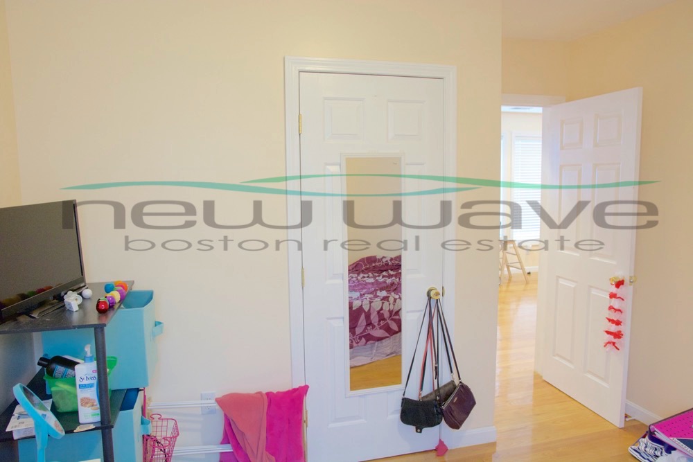 207 Hillside St, Mission Hill