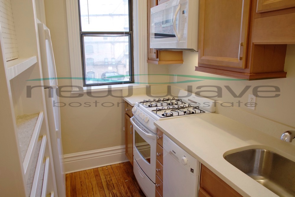 1 split bed, 1 bath apartment for rent at 64 Charlesgate Unit 59, Fenway — photo 3 of 15