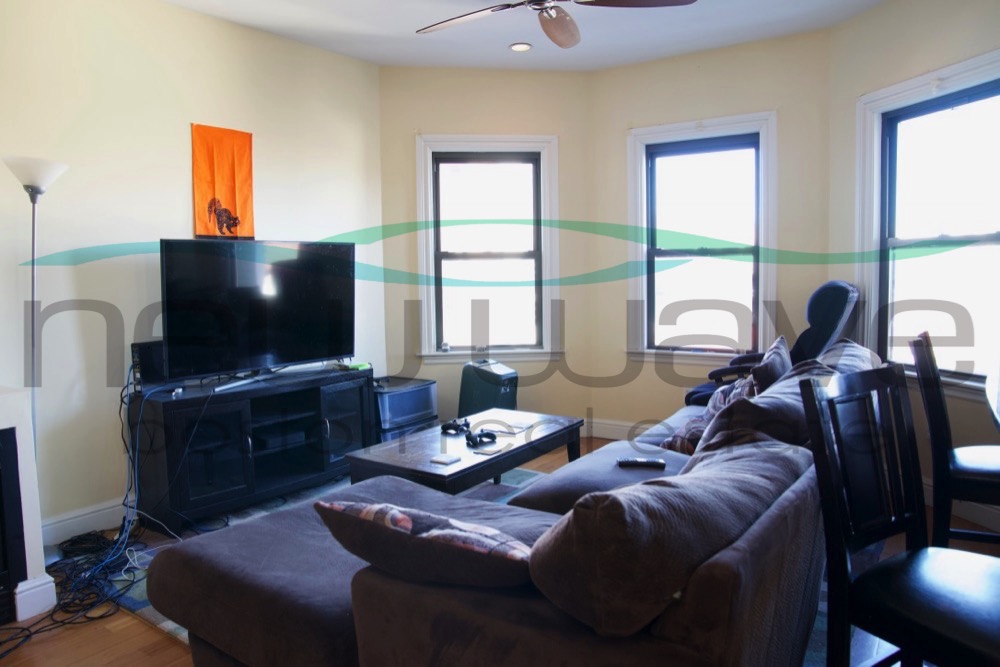 176 Hillside St, Mission Hill