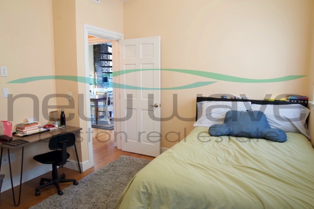 176 Hillside St, Mission Hill