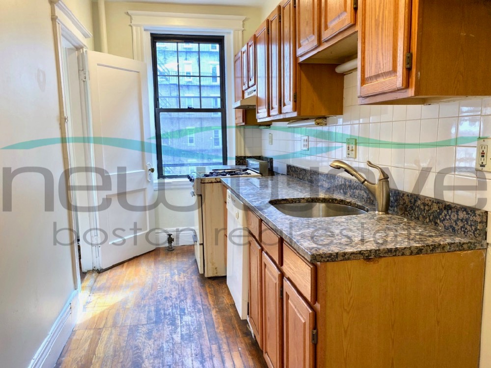 3 bed, 1 bath apartment for rent at 58 Queensberry St Unit 6, Fenway — photo 3 of 8