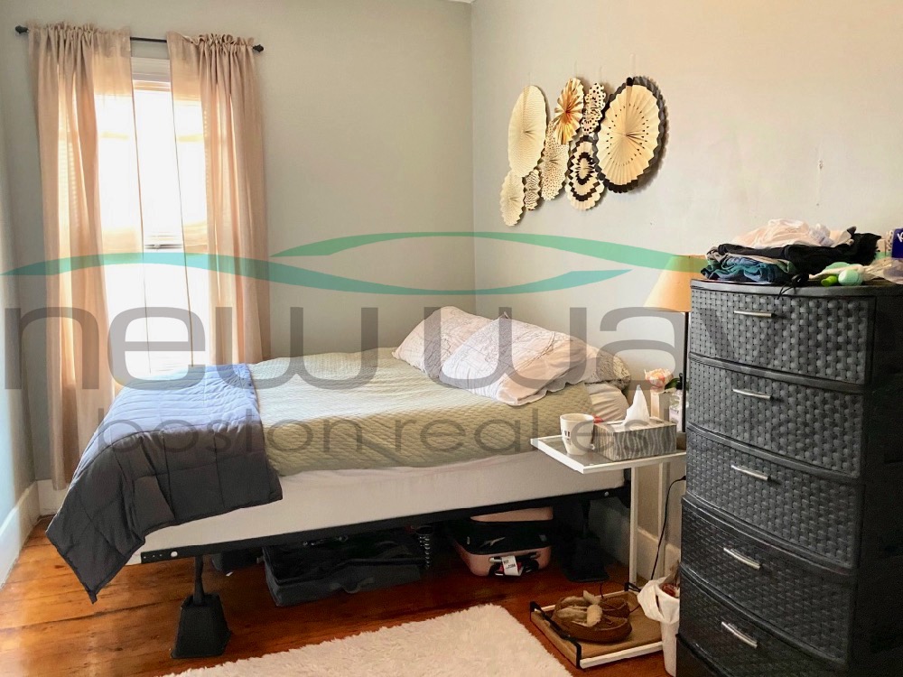 4 bed, 1 bath apartment for rent at 814 Parker St Unit 3, Mission Hill — photo 4 of 11